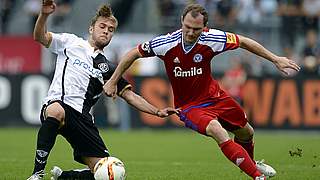 Umkämpftes Duell: Aalens Mika Ojala (l.) im Zweikampf mit dem Kieler Patrick Kohlmann © 2015 Getty Images