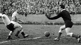 28. März 1954: Max Morlock (l.) trifft, die DFB-Auswahl siegt im Saarland mit 3:1 © 