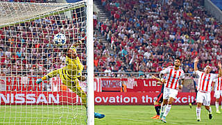 Olympiacos Keeper Roberto caught off guard by Müller's shot. © imago/MIS