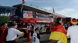 Anlaufstelle: Der Bus des Fan Club Nationalmannschaft © Getty Images