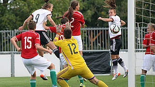 Nach einem Eckball von Ricarda Walkling trifft Stefanie Sanders in der 61. Minute zum 1:0 für Deutschlands U 19-Frauen gegen Ungarn (Endstand 2:0) © 2015 Getty Images