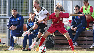 Viktoria Schwalm (l.) wird im EM-Qualifikationsspiel der deutschen Frauen gegen Serbien (6:1) von ihrer Gegenspielerin Aleksandra Kožović hart angegangen  © 2015 Getty Images