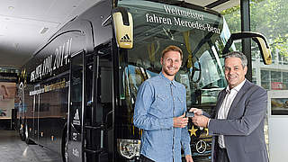 Der WM-Mannschaftbus im Fußballmuseum: Höwedes (l.) bei der Schlüsselübergabe © Markus Gilliar/GES