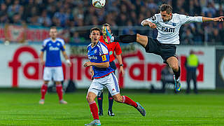 Akrobatisch: Burak Altiparmak vom 1. FC Magdeburg (r.) © 2015 Getty Images