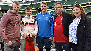 Schöner Moment in schwerer Stunde: Schweinsteiger mit der Familie Schuster © 