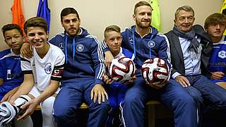 Children at SV Lindenau got a very special visit in their dressing room on Saturday  © 2015 Getty Images