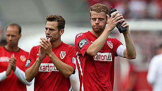 Bringt Dresden die erste Niederlage bei: Cottbus mit Torschütze Marco Holz (l.) © 2015 Getty Images