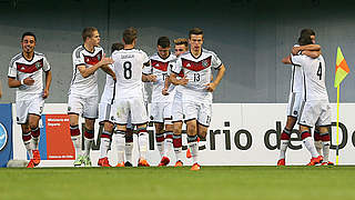 Kollektiver Jubel: Die U 17-Junioren freuen sich nach dem 1:0-Führungstreffer durch Vitaly Janelt (2. v. r.) im zweiten Gruppenspiel gegen Argentinien (4:0) © 2015 FIFA