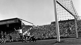 Erster von bislang 999 Siegen in der Bundesliga: Bayern siegt 1965 gegen Frankfurt 2:0 © imago/WEREK