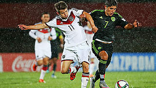 Duell um den Ball: Mats Köhlert (l.) in Aktion © FIFA/FIFA via Getty Images