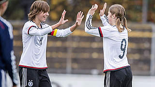 Gutes Spiel, top Ergebnis: Lena Sophie Oberdorf (l.) und Pauline Berning klatschen sich ab © 2015 Getty Images