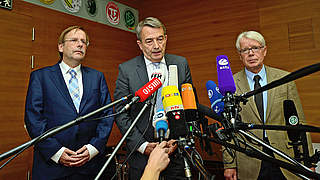 Vor den Kameras in Frankfurt: Rainer Koch, Wolfgang Niersbach, Reinhard Rauball (v.l.) © 2015 Getty Images