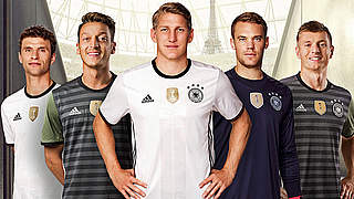 Neue Trikots für die Weltmeister: Schweinsteiger (M.) im Heim-, Kroos (r.) im Auswärtsshirt  © DFB