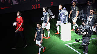 Per Mertesacker (l.) geht bei der Trikot-Vorstellung in Paris voran © 2015 Getty Images