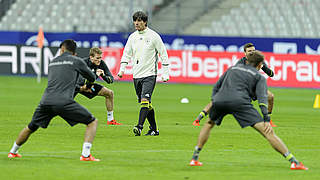 Trainieren und spielen in Berlin und München: Bundestrainer Löw und das DFB-Team © GES-Sportfoto