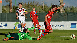 Mitten im Geschehen: Torhüter Philipp Köhn gegen den Tschechen Daniel Novak (r.)
 © 2015 Getty Images