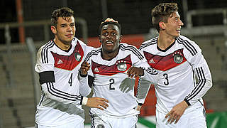 Zweiter Sieg im zweiten Spiel: Malcolm Badu (M.) schießt Deutschland beim Vier-Nationen-Turnier gegen Serbien zum Erfolg © 2015 Getty Images