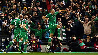 Tosender Applaus: Jonathan Walters (r.) macht Irlands Fans glücklich © 2015 Getty Images