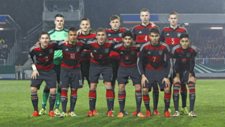 Aufstellung zum Mannschaftsfoto: die U 20-Auswahl im Preußenstadion in Münster © 