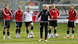 Geben exklusive Einblicke für die Fans: Bundestrainerin Silvia Neid (M.) und das DFB-Team © 2015 Getty Images