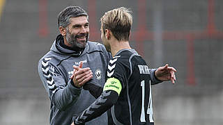 Im Siegestaumel: Wacker Burghausen feiert mit Coach Uwe Wolf (l.) den nächsten Sieg © imago/Krieger