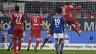 Javi Martinez rises to head Bayern back in the lead © 2015 Getty Images