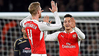 Arsenal still in the running: Mertesacker celebrates with Özil © 2015 Getty Images