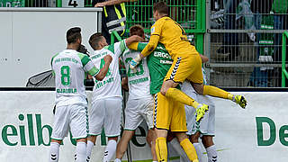 Sieg in letzter Sekunde: Greuther Fürth jubelt nach dem 3:2 gegen Aue © 2015 Getty Images