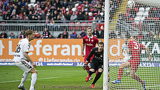 Früher Rückschlag für den FCK: St. Pauli geht schon in der dritten Minute in Führung © 2015 Getty Images