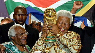 Ein Vorkämpfer gegen Rassismus: Nelson Mandela mit WM-Pokal beim Turnier 2010 © 2013 AFP