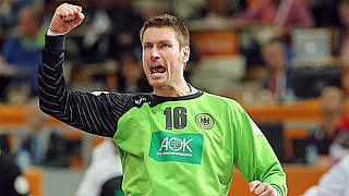 Die Nummer eins im Handball-Tor: Carsten Lichtlein lost das DFB-Pokalviertelfinale aus © KARIM JAAFAR/AFP/Getty Images
