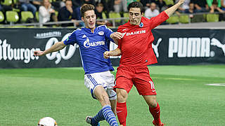Intensiver Zweikampf: Schalkes Phil Neumann gegen Brügges Jules Vanhaecke  © imago/Pressefoto Baumann