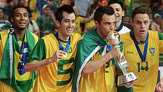 Küsschen für den WM-Pokal: Futsal-Superstar Falcao von Rekordweltmeister Brasilien © Getty Images