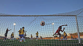 Da ist er drin: Alexandra Popps Kopfball schlägt beim Algarve Cup in Brasiliens Tor ein © imago/foto2press
