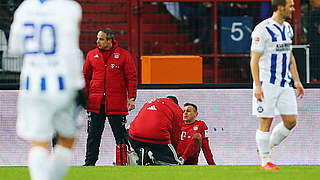 Schwere Knieprellung gegen den KSC erlitten: Bayerns Rafinha © 2016 Getty Images