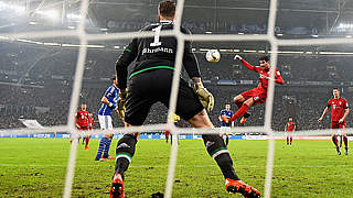 Steht in der Luft: Martinez (2.v.r.) beim 2:1-Führungstreffer auf Schalke © 2015 Getty Images