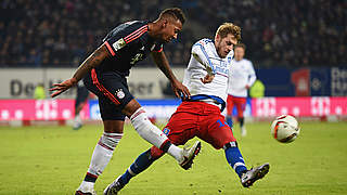 Verletzt: Weltmeister Boateng (l.), hier im Zweikampf mit Hamburgs Hunt © 2016 Getty Images