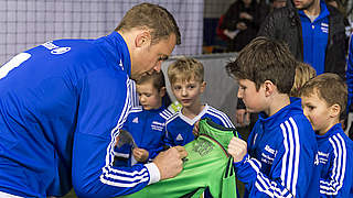 Neuer was delighted to meet the children © Allianz/PRO Profil