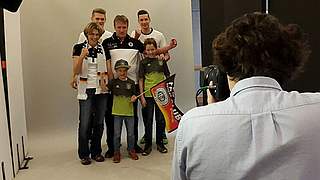 Bitte recht freundlich: Familie Wilka mit Matthias Ginter und Julian Draxler © Fan Club Nationalmannschaft