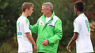 Erfolgreich in Dresden: Trainer Steffen Brauer (M.) und die U 17 des VfL Wolfsburg © imago