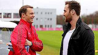 Weltmeister trifft Europameister: Manuel Neuer (l.) begrüßt Andreas Wolff in München © FC Bayern München