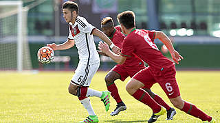 Sahverdi Cetin gets himself clear © 2016 Getty Images