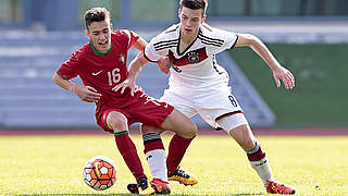 Kampf um jeden Ball: Adrian Stanilewicz (r.) im direkten Duell mit Afonso Sousa © 2016 Getty Images