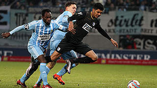 Zweikampf: Die Chemnitzer Eke Uzoma (l.) und Alexander Bittroff gegen Tarek Chahed (r.) © 2016 Getty Images