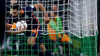 Trotz Treffers des Jubilars: Claudio Pizarros (M.) 400. Bundesliga-Spiel blieb ohne Erfolg © 2016 Getty Images