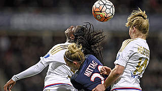 Keine Chance in dieser Szene: Nationalspielerin Anja Mittag (M.) im Pariser Trikot © AFP/GettyImages