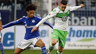 Der alte Schalker Fanliebling gegen den neuen: Draxler (r.) gegen Sané © AFP/GettyImages