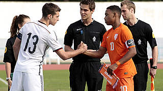 Deutschland - Niederlande 2:0 (1:0): Shakehands vor dem Anpfiff: Deutschlands Kapitän Jose-Enrique Rios Alonso (l.) © 2016 Getty Images