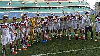 Mit sieben Punkten auf Rang eins: Die U 17 feiert ihren Turniersieg im Stadion in Faro © DFB