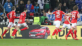 Mainz players run off to celebrate Bussmann's goal © 